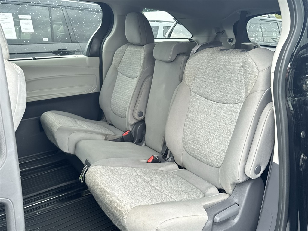 2021 Toyota Sienna LE photo 28
