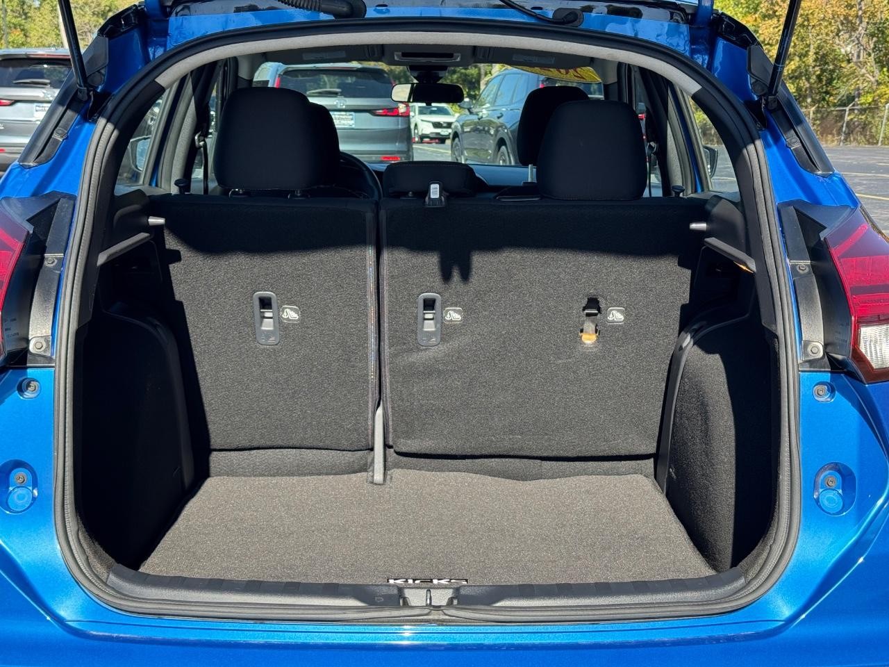 2023 Nissan Kicks SR photo 2