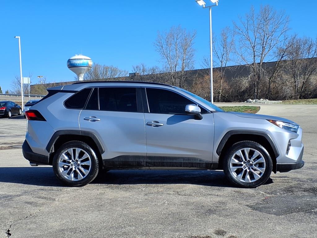 2022 Toyota RAV4 XLE Premium photo 2