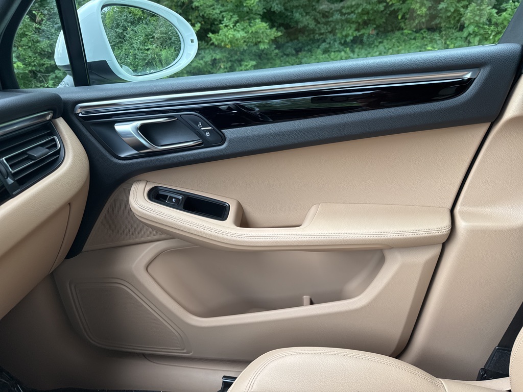 2019 Porsche Macan Base photo 16