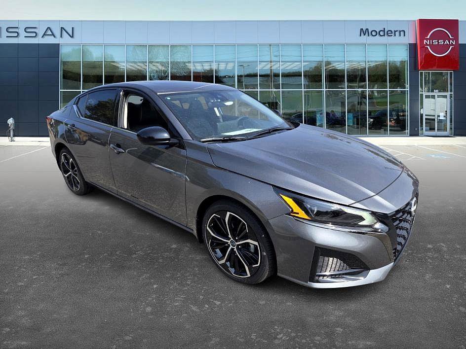 2025 Nissan Altima SR photo 3