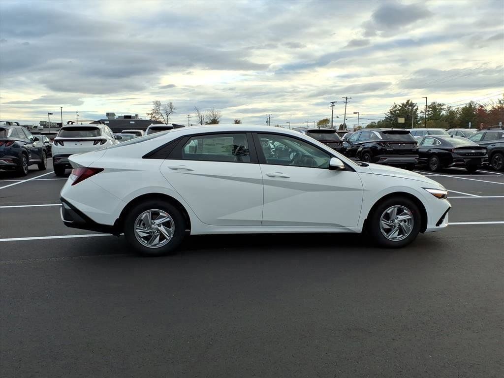 2025 Hyundai Elantra SE photo 4