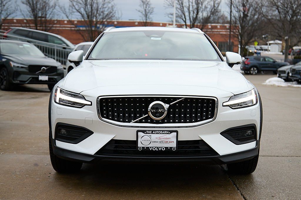 2026 VOLVO V60CC - Image 4