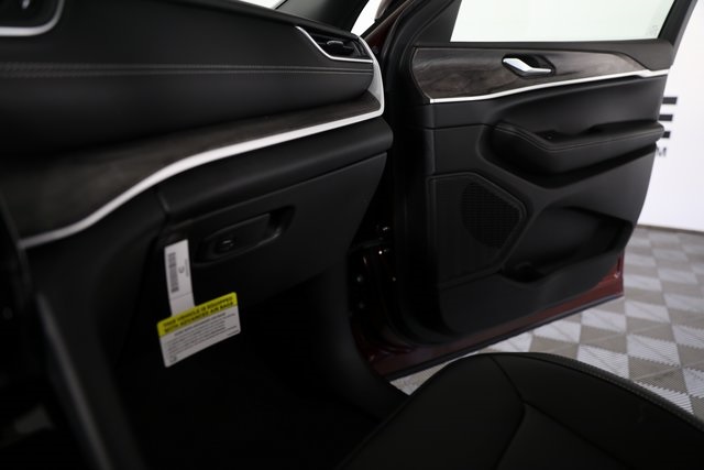 2025 Jeep Grand Cherokee Limited photo 13
