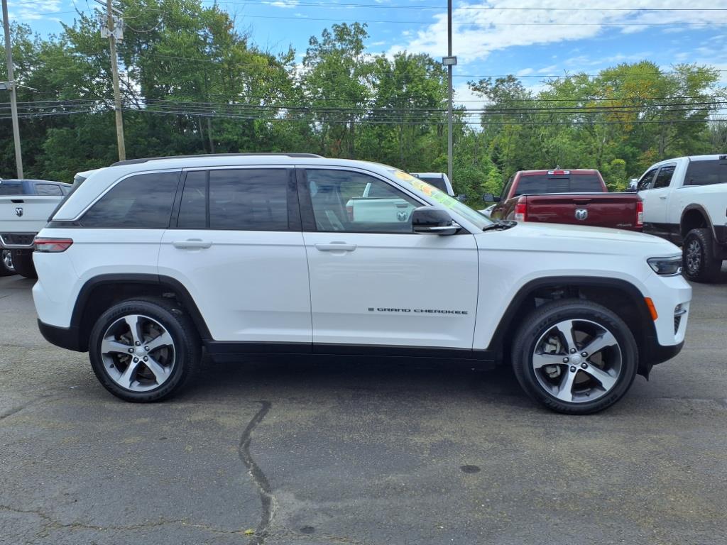 2023 Jeep Cherokee Base photo 2