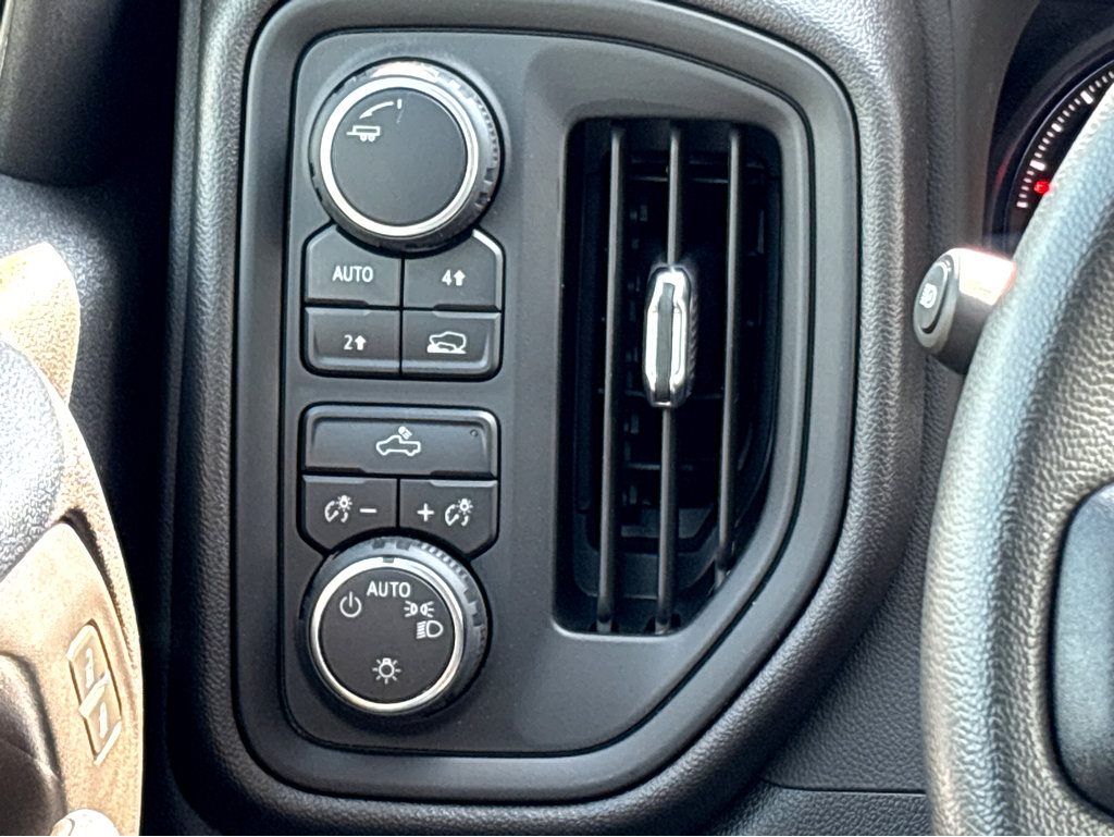 2025 Chevrolet Silverado 1500 Custom photo 11