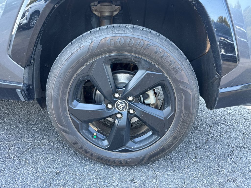 2019 Toyota RAV4 Hybrid XSE photo 17