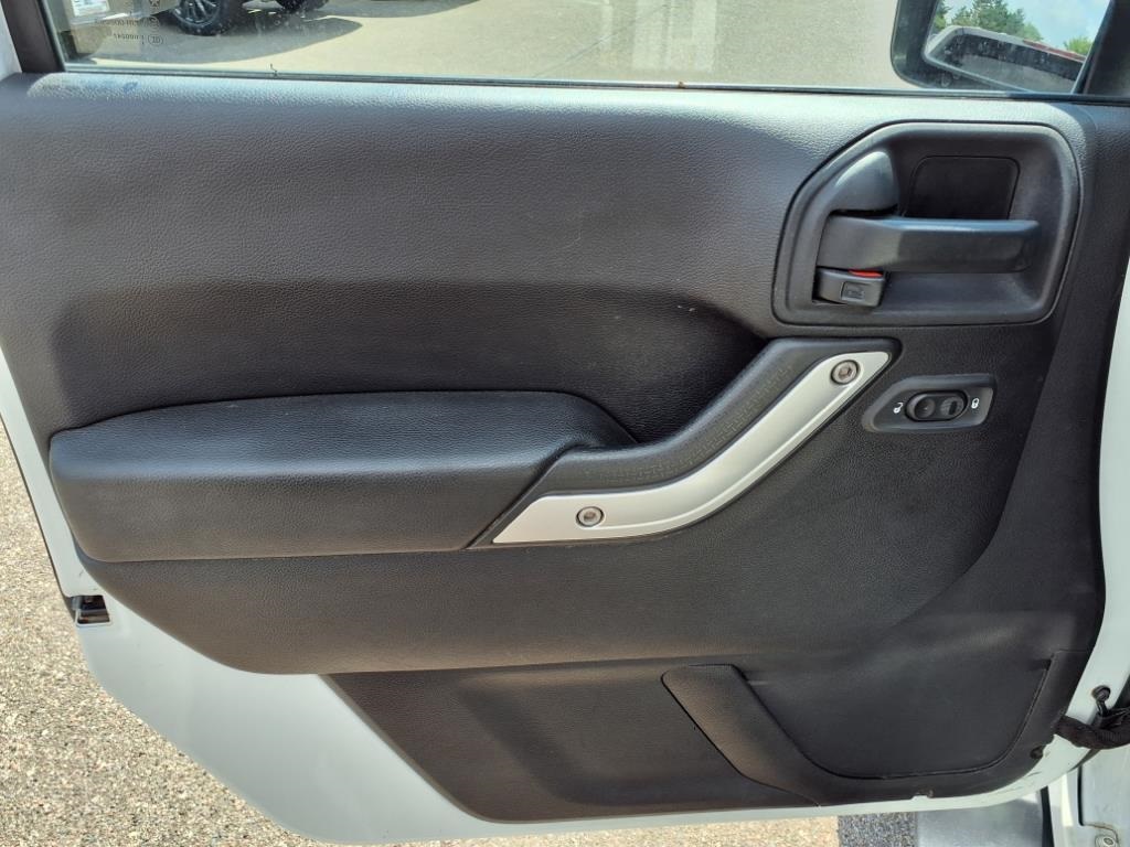 2015 Jeep Wrangler Unlimited Sahara photo 12