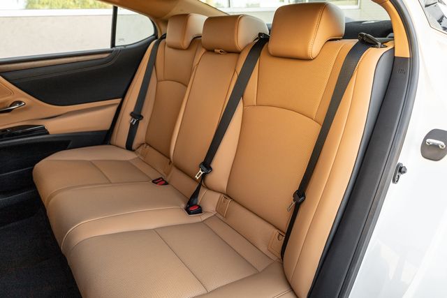 2025 Lexus ES 300h photo 7