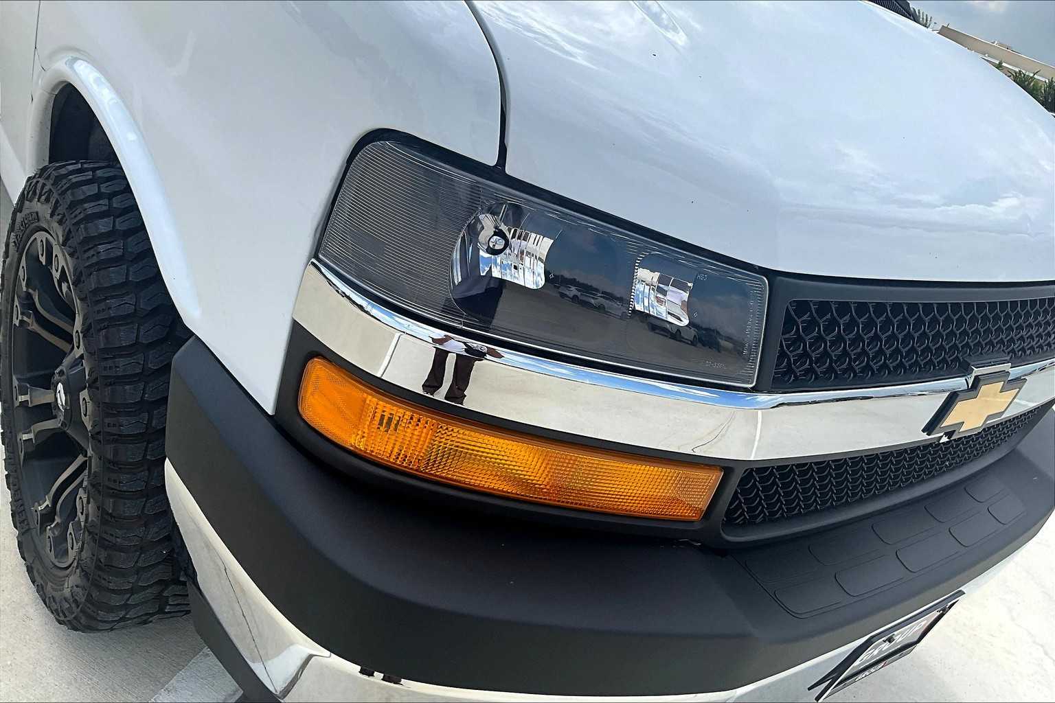 2018 Chevrolet Express Passenger LT photo 25