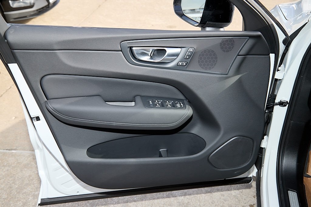 2026 VOLVO XC60 - Image 9