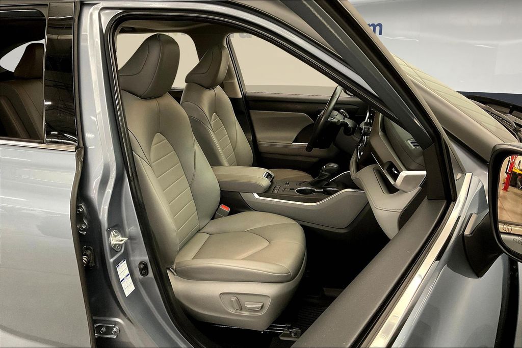 2022 Toyota Highlander Hybrid XLE photo 8