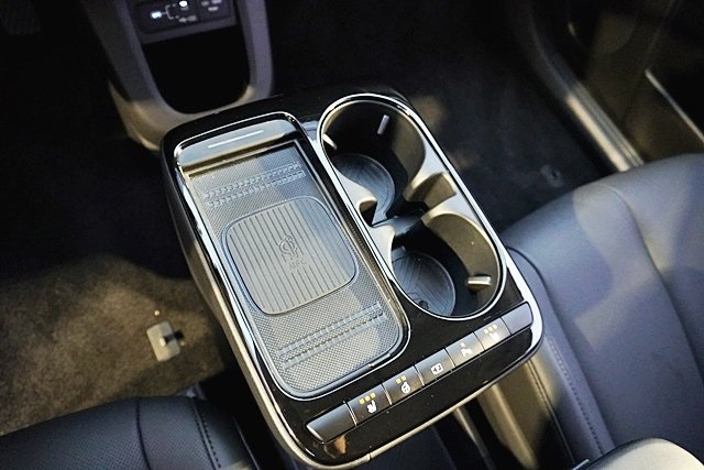 Used 2025 Black Hyundai SEL image 32