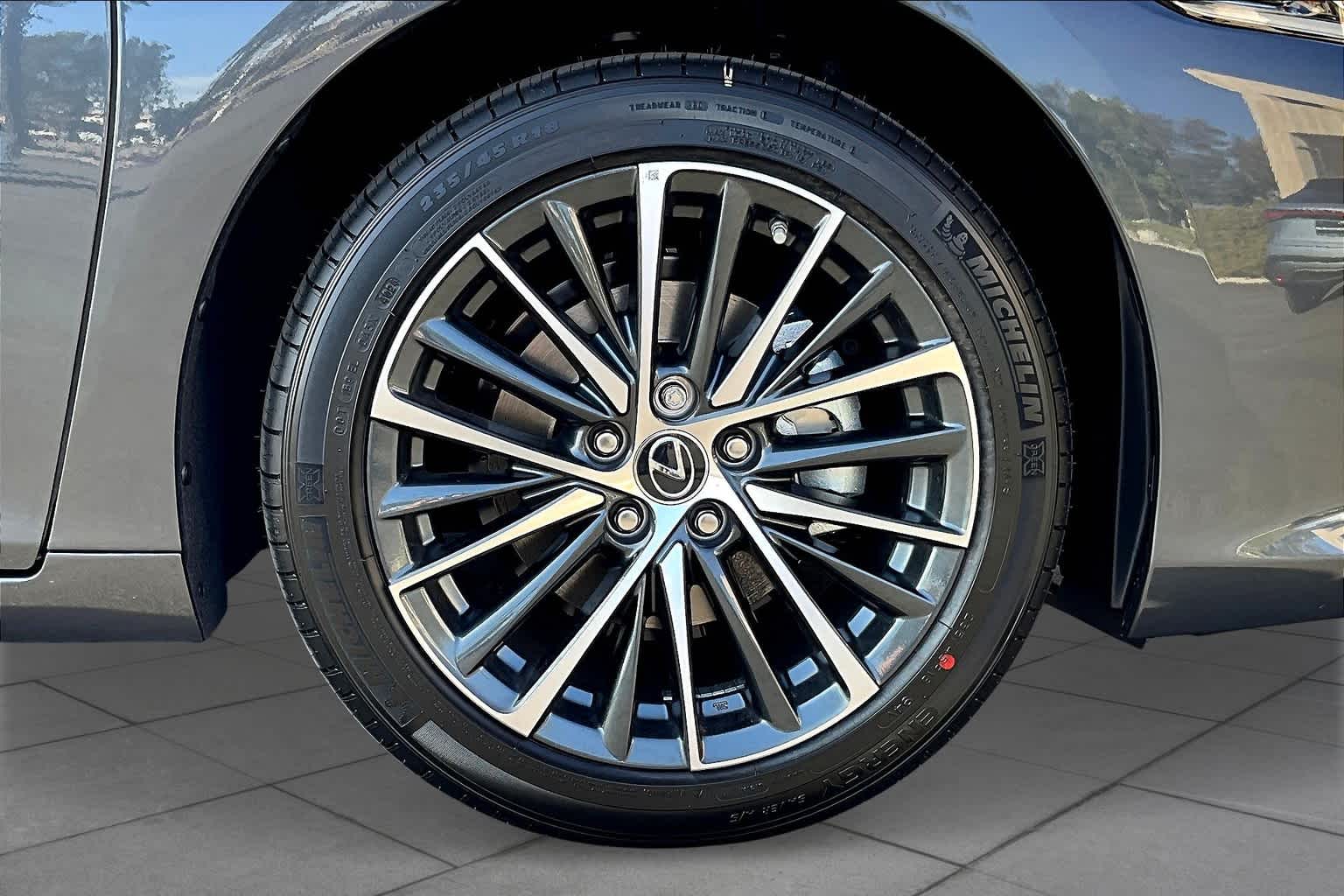 2025 Lexus ES 350 photo 9
