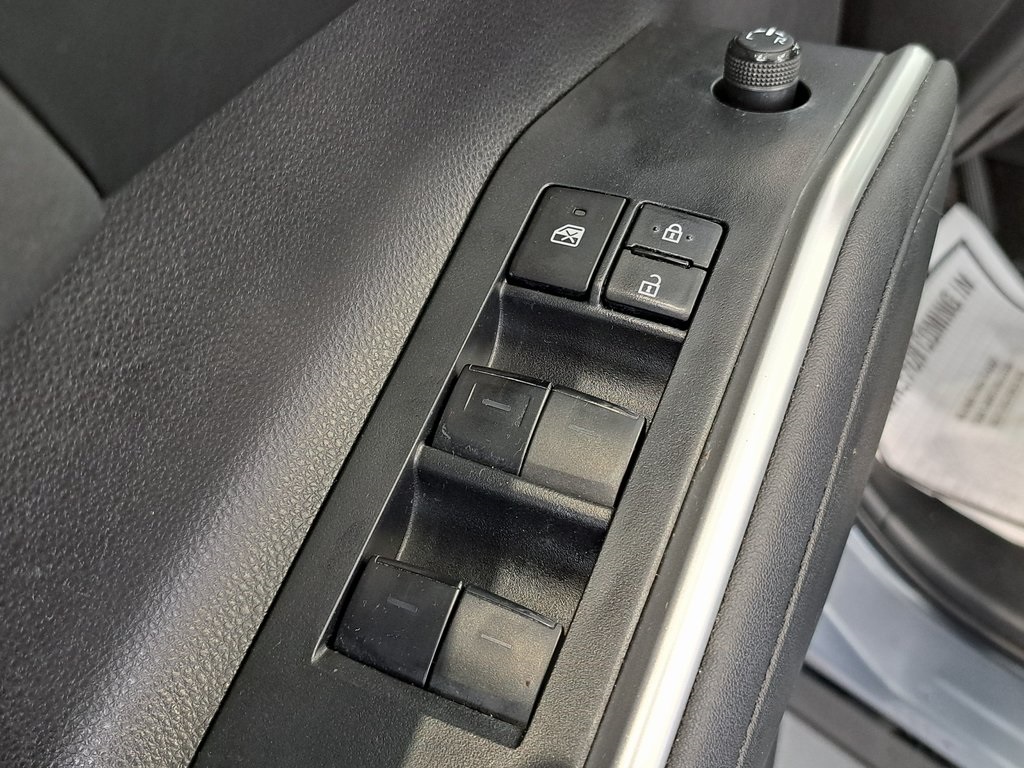 2023 Toyota Highlander L photo 21