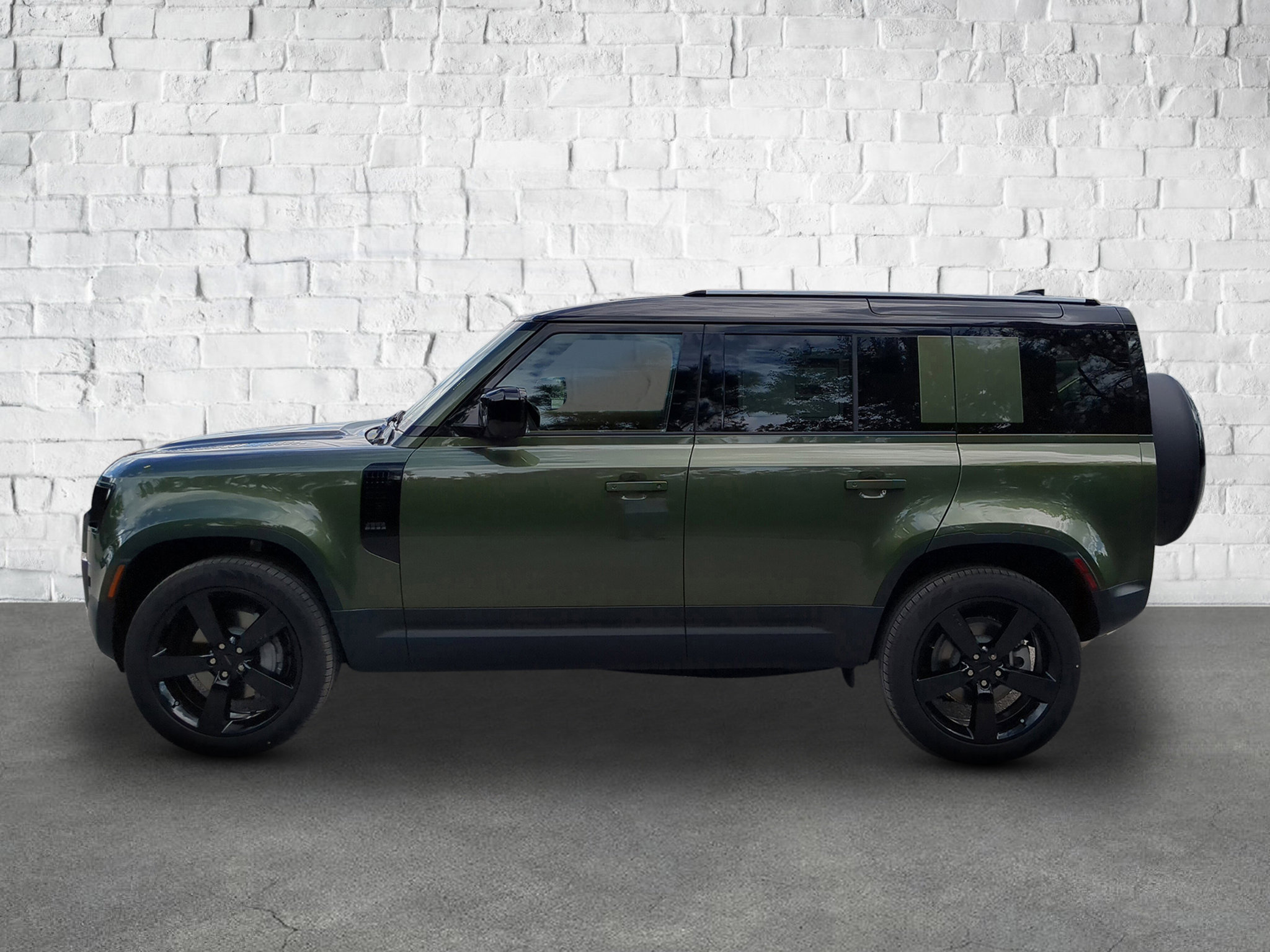 2026 Land Rover Defender 110 S photo 3