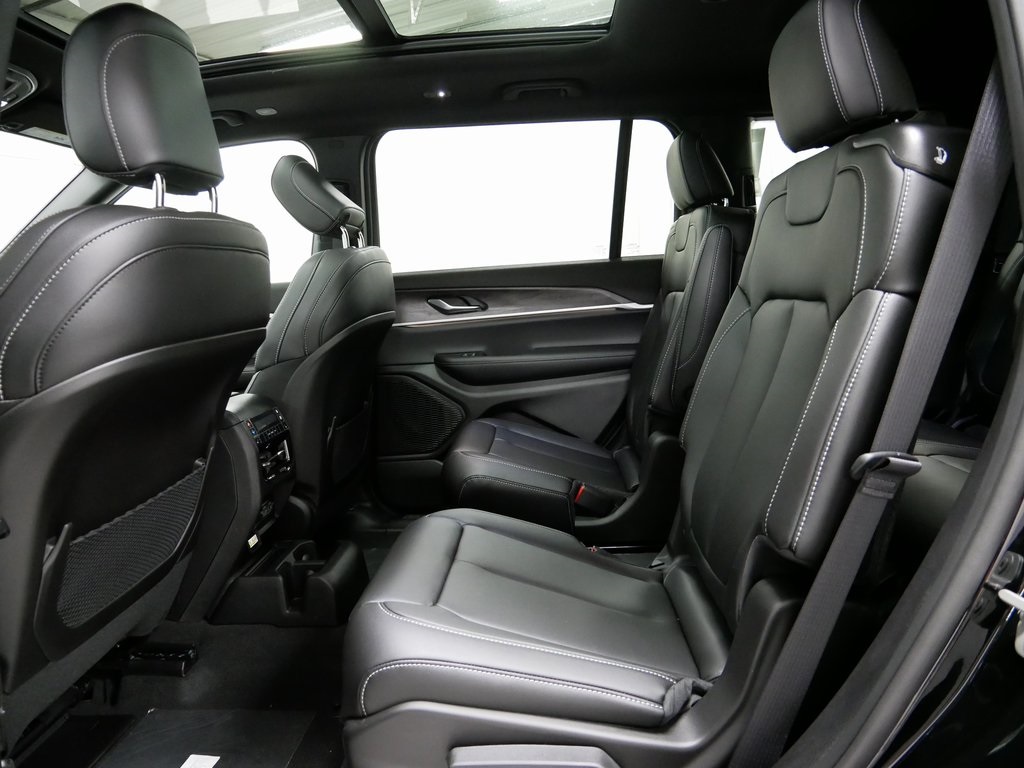 2025 Jeep Grand Cherokee Limited photo 8