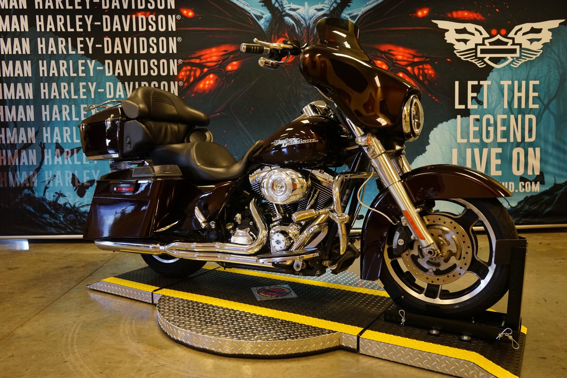 Pre-Owned 2011 Harley-Davidson Street Glide in Mothman