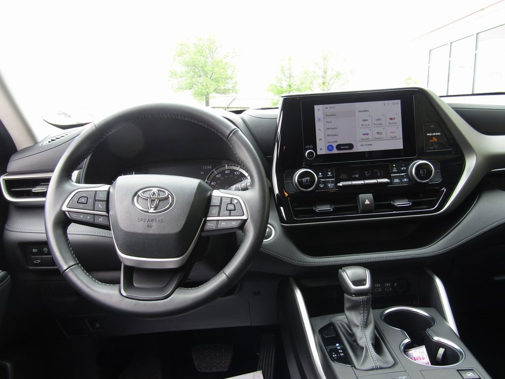 2024 Toyota Highlander LE photo 4