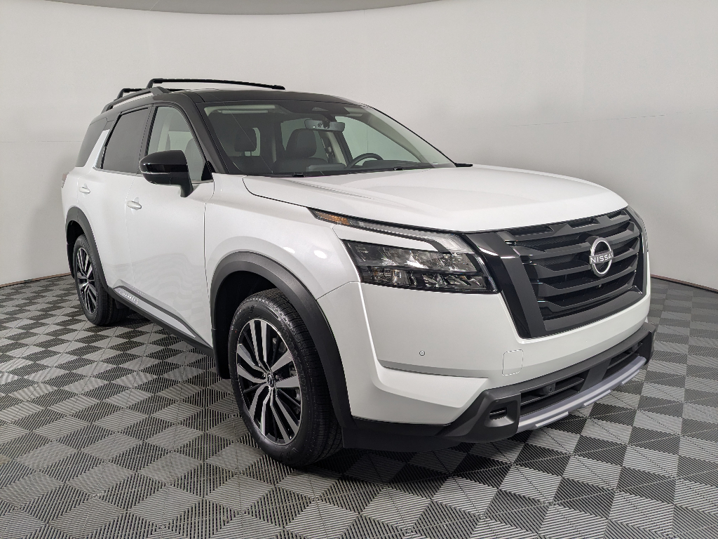 2025 Nissan Pathfinder Platinum's photo