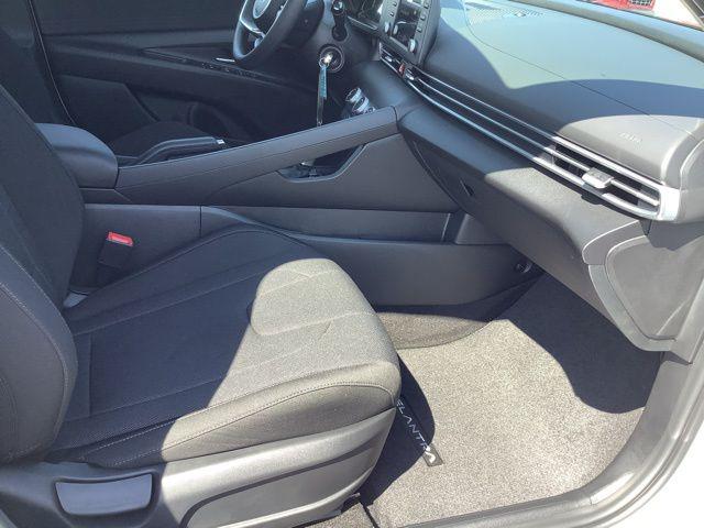 2025 Hyundai Elantra SE photo 18