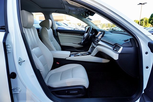 Used 2018  Honda Touring image 11