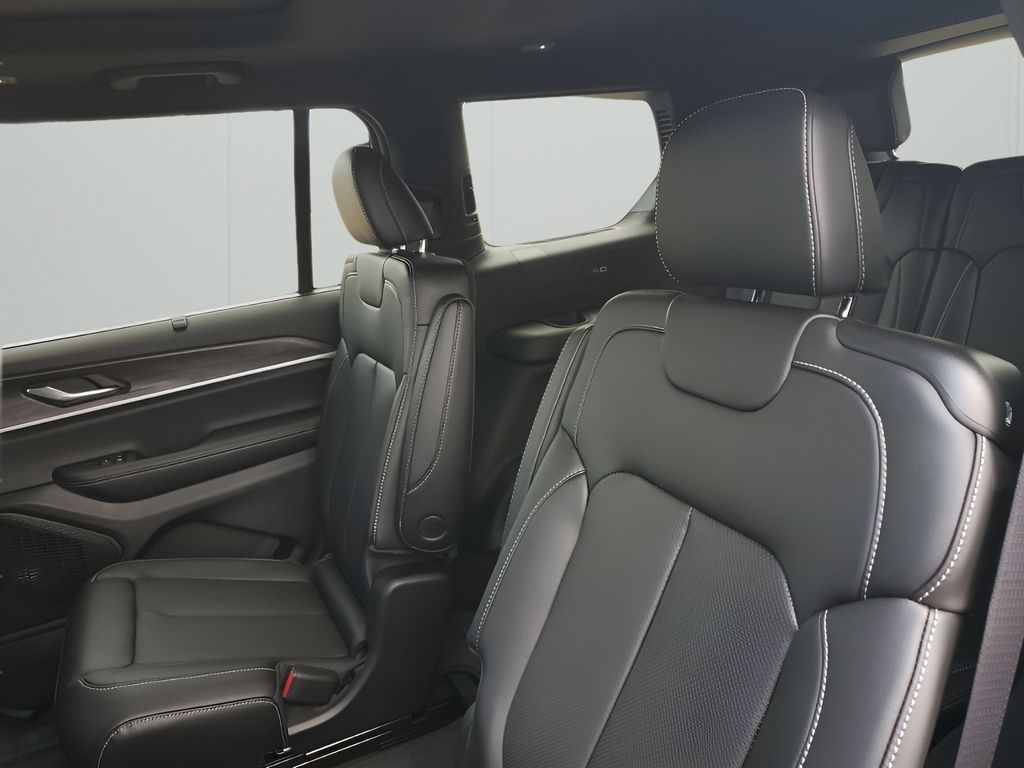2025 Jeep Grand Cherokee Limited photo 17