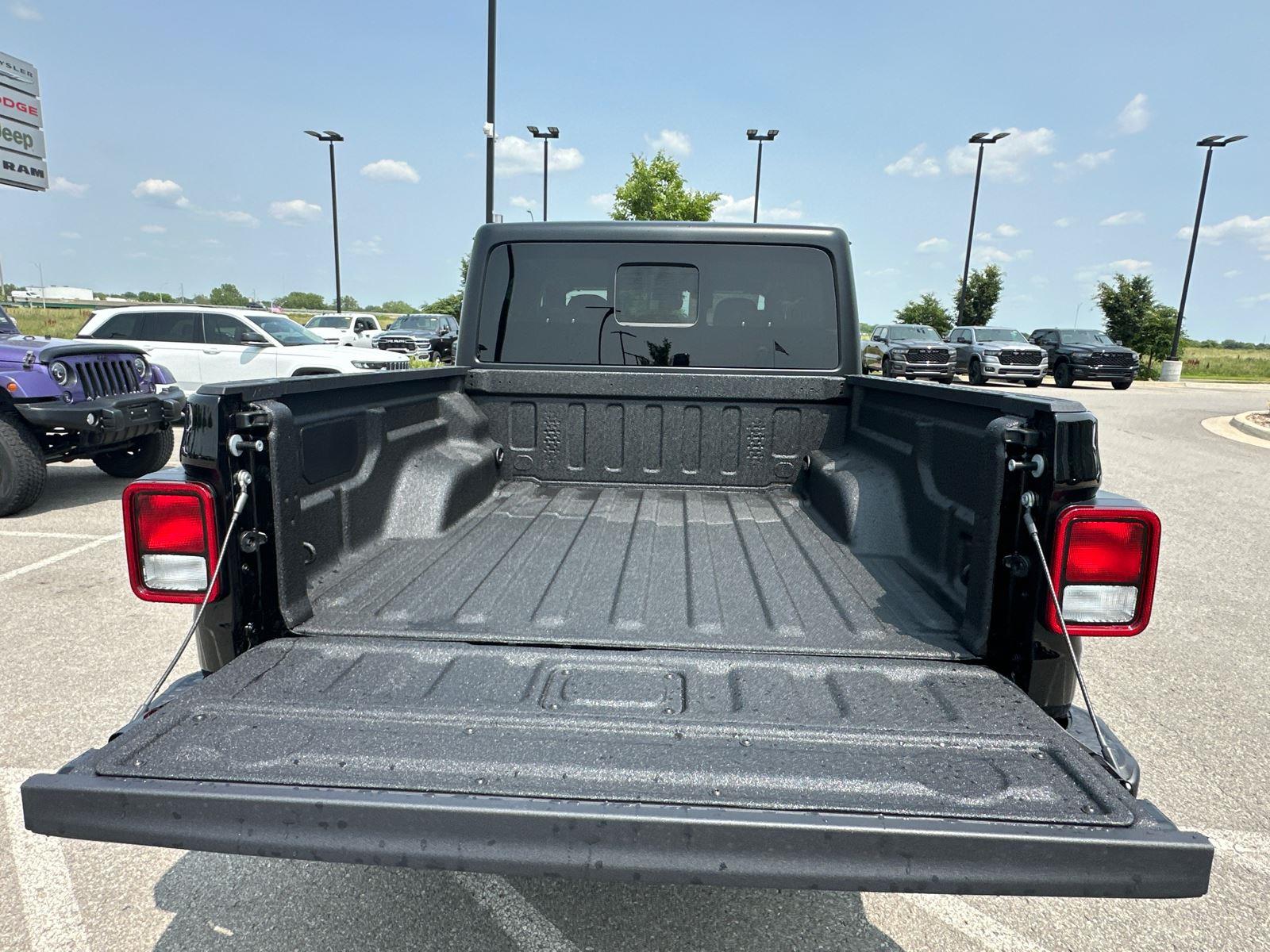 2025 Jeep Gladiator Sport S photo 3