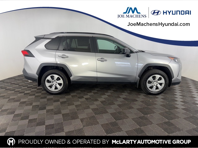 2021 Toyota RAV4 LE photo 2