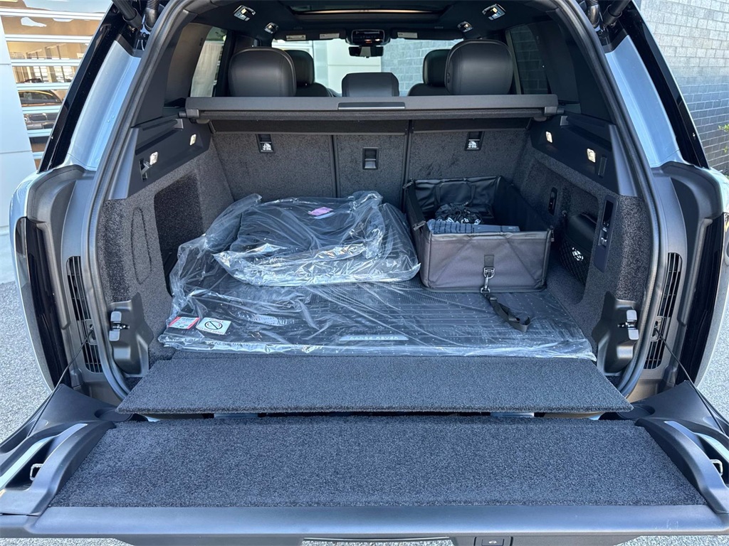 2025 Land Rover Range Rover SE photo 6
