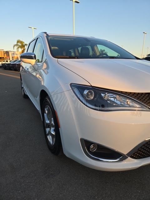 2019 Chrysler Pacifica Limited photo 3