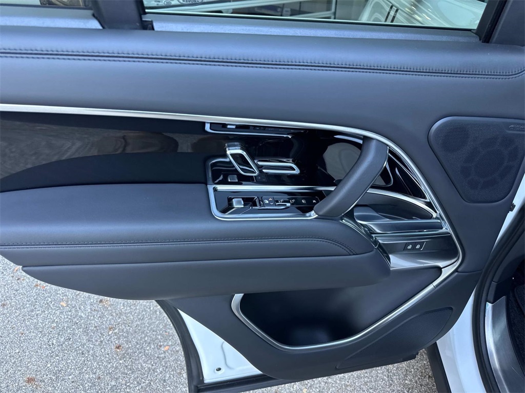 2023 Land Rover Range Rover SE photo 13