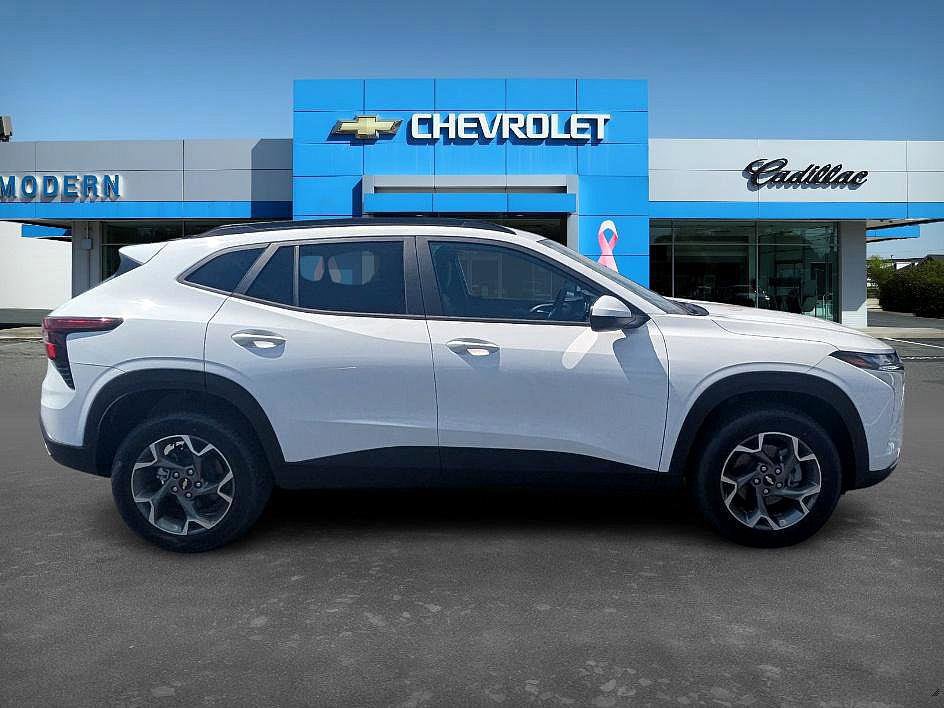 2025 Chevrolet Trax LT photo 4