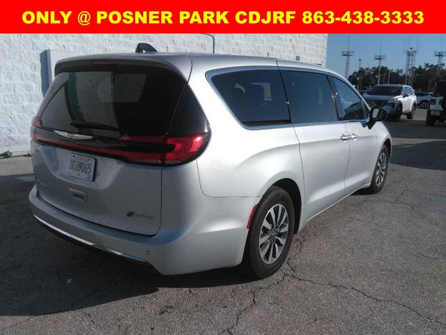 2024 Chrysler Pacifica Hybrid photo 2