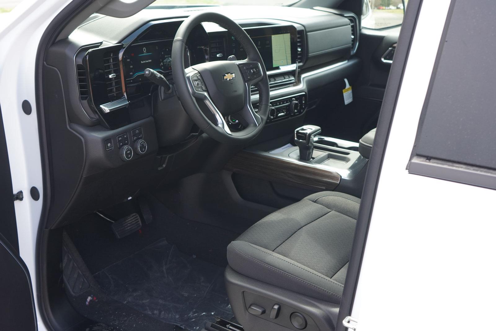 2025 Chevrolet Silverado 1500 LT photo 24