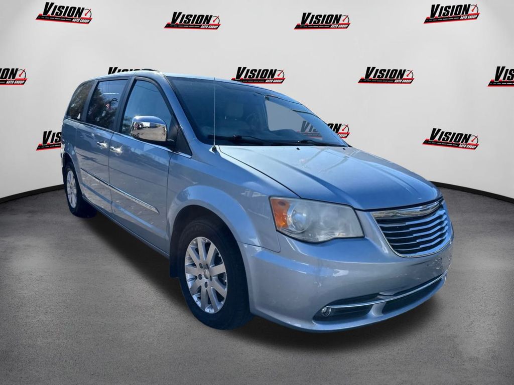 2012 Chrysler Town & Country photo 3