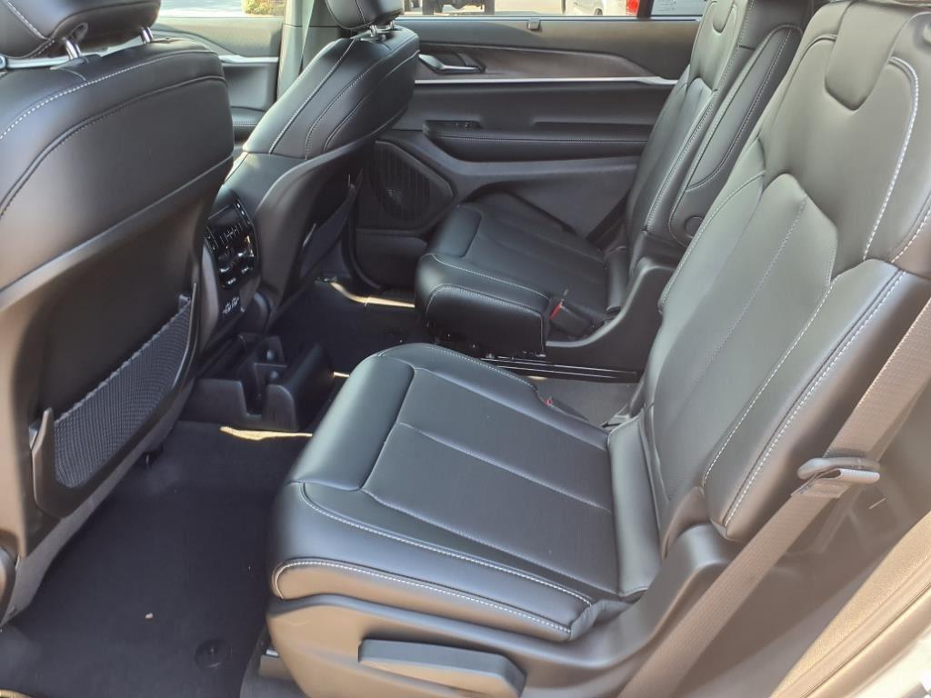 2025 Jeep Grand Cherokee Limited photo 4