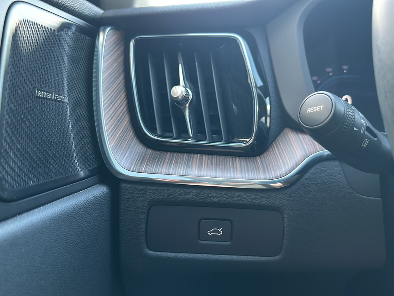 2023 Volvo XC60 B5 Plus photo 15