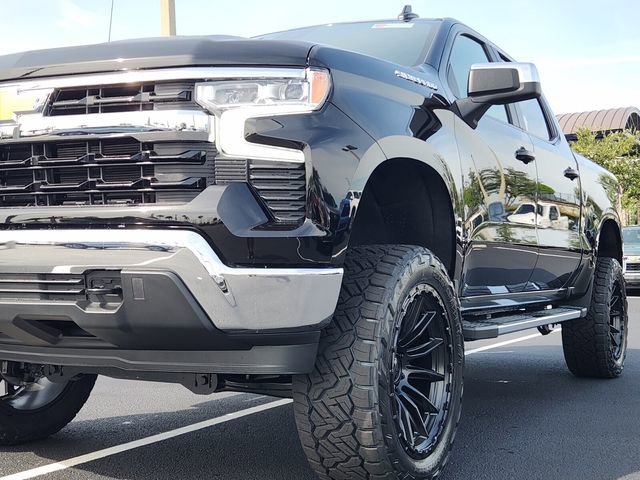 2025 Chevrolet Silverado LT photo 2