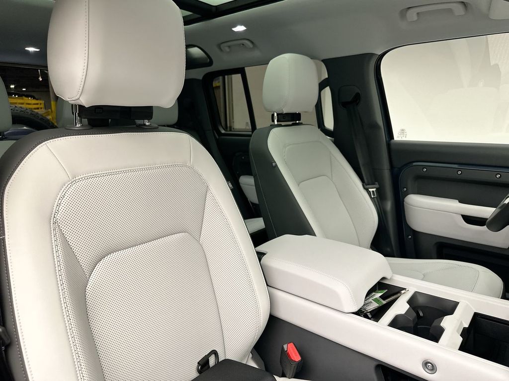 2025 Land Rover Defender 110 S photo 5