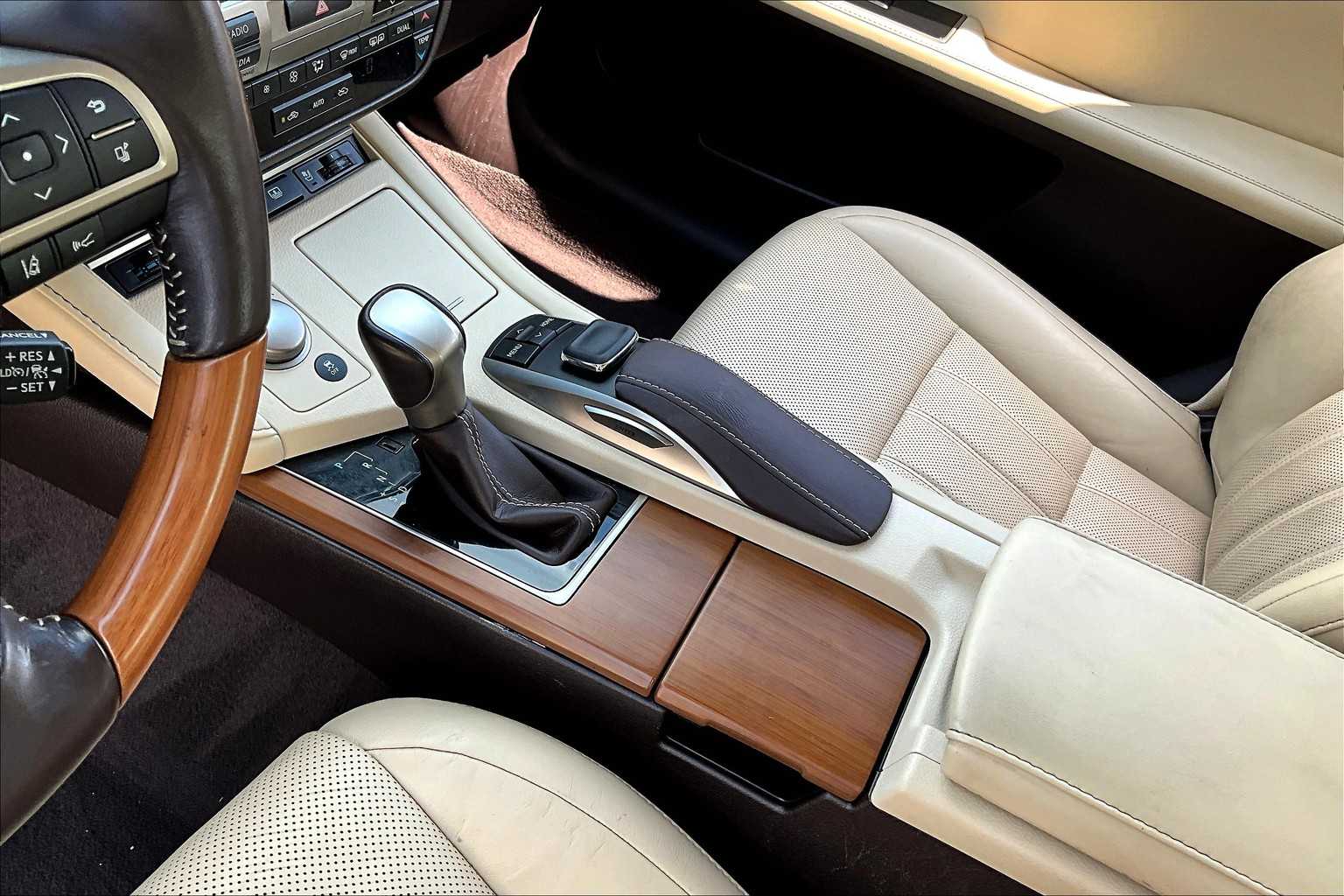 2016 Lexus ES 350 photo 13