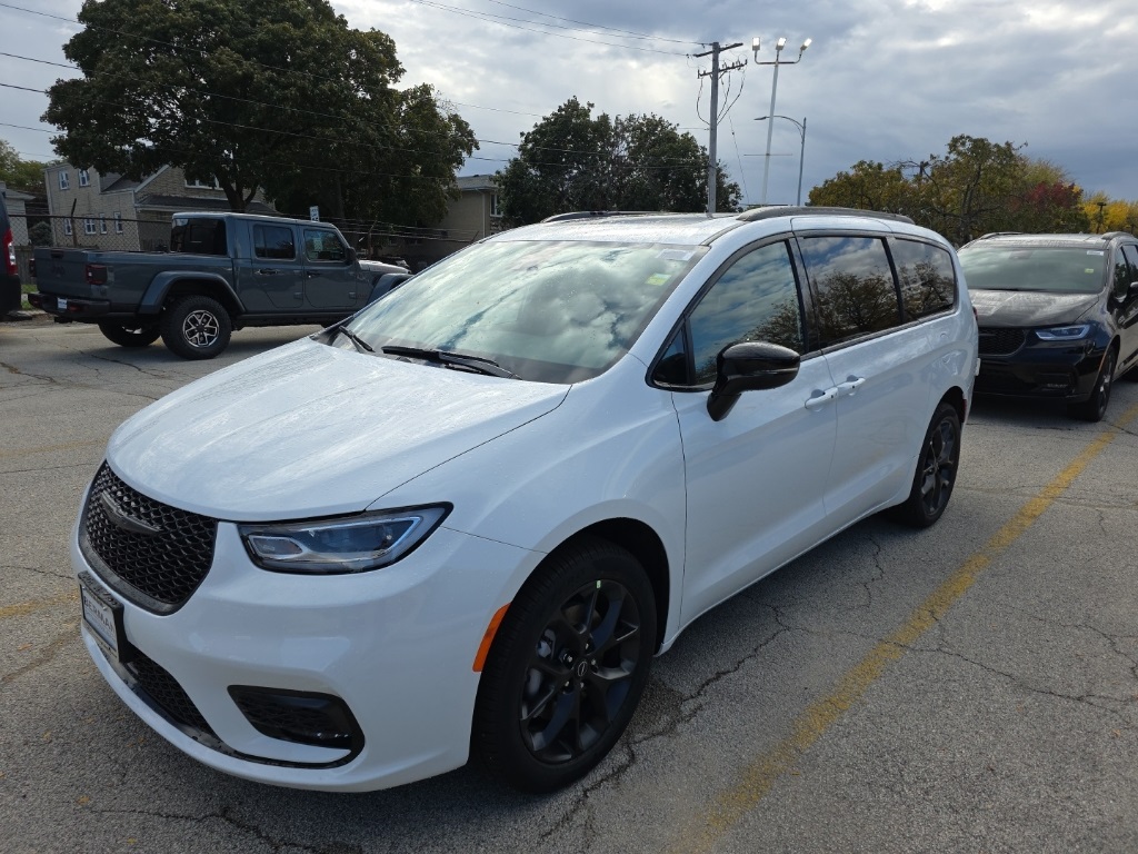 2026 Chrysler Pacifica photo 3