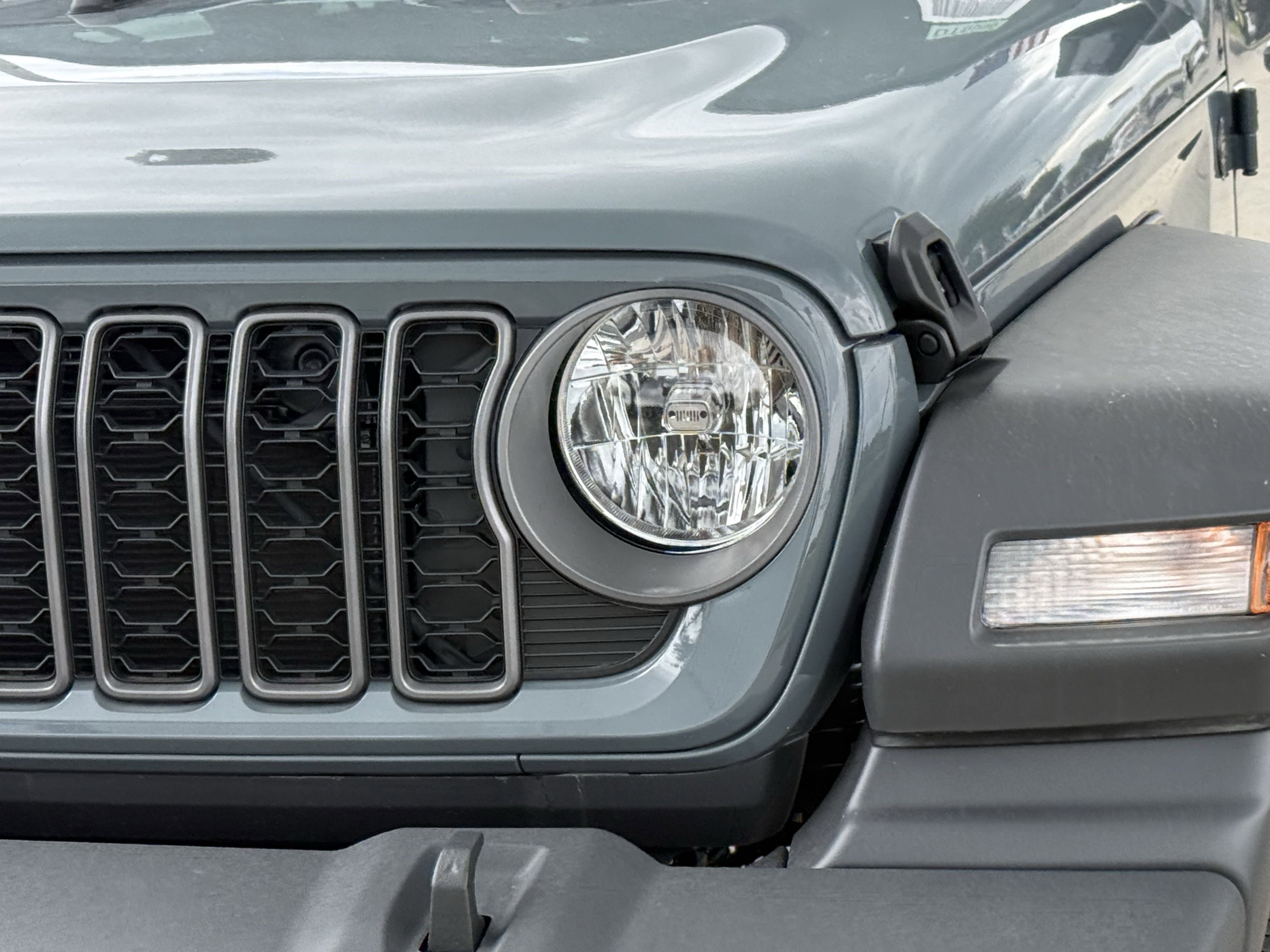 2025 Jeep Wrangler Sport S photo 4