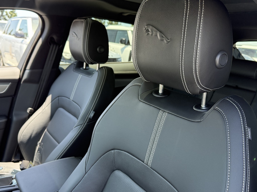 2025 Jaguar F-PACE P250 photo 13