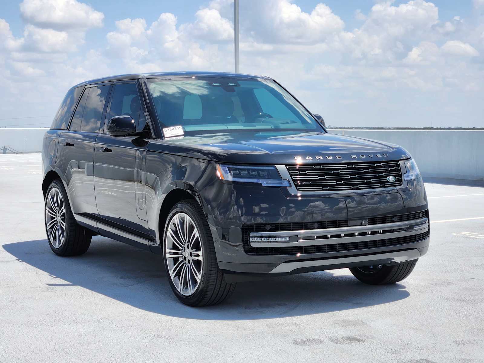 2025 Land Rover Range Rover SE photo 3