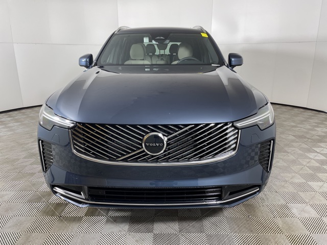 2025 Volvo XC90 Core photo 2