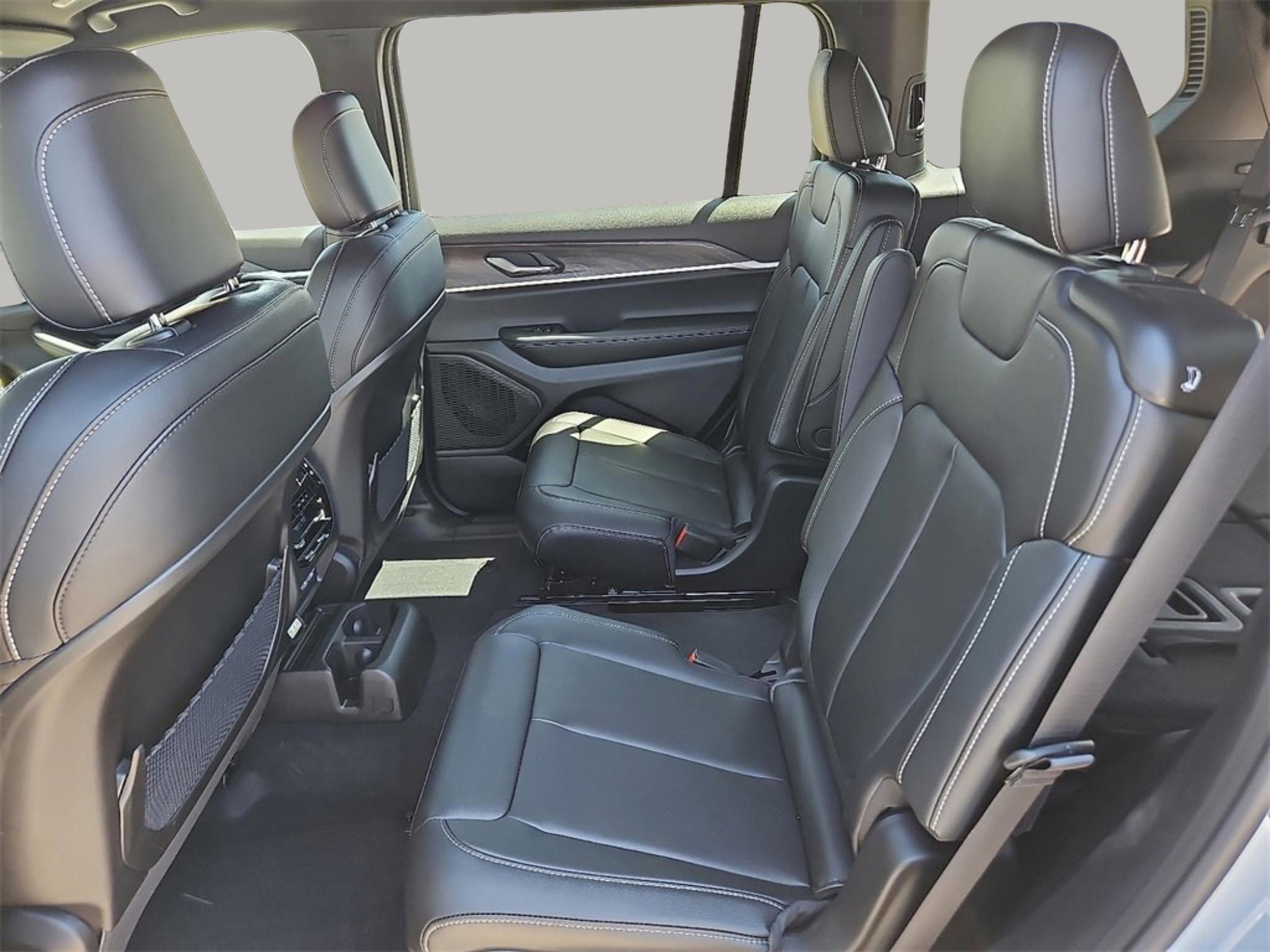 2025 Jeep Grand Cherokee Limited photo 9