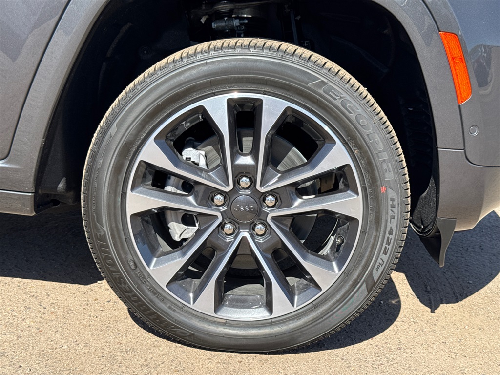 2025 Jeep Grand Cherokee Overland photo 4