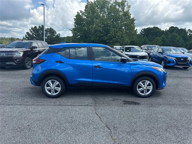 2025 Nissan Kicks Play S photo 2