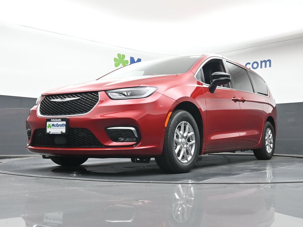 2026 Chrysler Pacifica photo 4